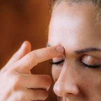 Tapping on forehead as part of EMDR therapy